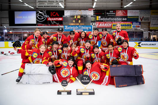 Smålands spelare jublar med pokal