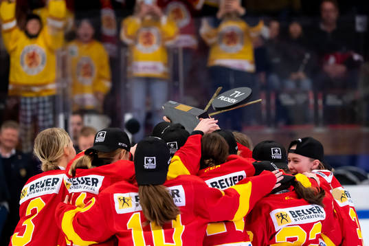 Smålands spelare jublar med pokalen