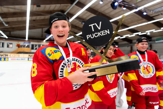 Smålands Jenna Raunio jublar med pokalen