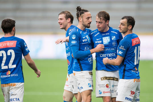 Norrbys Robin Strömberg klappas om av Nicklas Savolainen, Dijan Vukojevic och Nikola Tkalcic