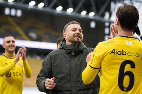 Sundsvalls tränare Henrik Åhnstrand jublar