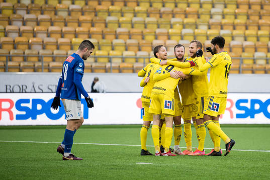 Sundsvalls Pontus Silfwer kramas om av Alexander Blomqvist, Robert Lundström, Pontus Engblom och Paya Pichkah efter 1-4
