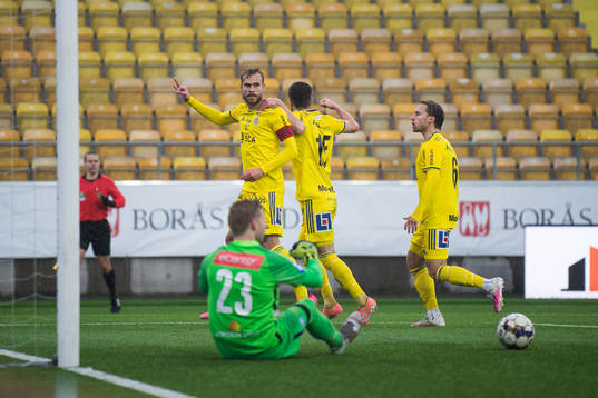 Sundsvalls Pontus Engblom jublar med Robert Lundström och Daniel Stensson efter 1-2 på straff