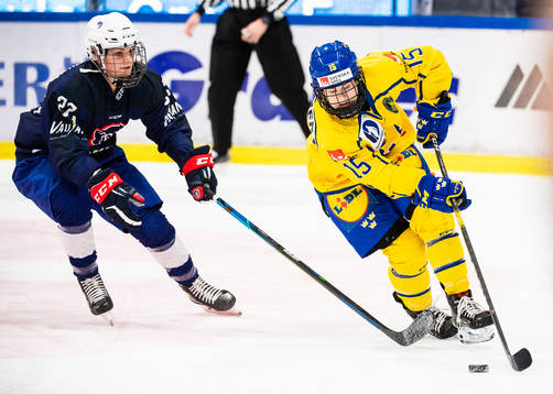 Emma Morel of France and Lisa Johansson of Sweden