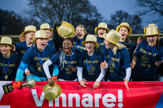 Umeås spelare jublar med pokalen