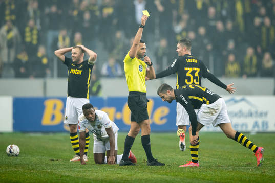 s Zack Elbouzedi tilldelas gut kort av domare Granit