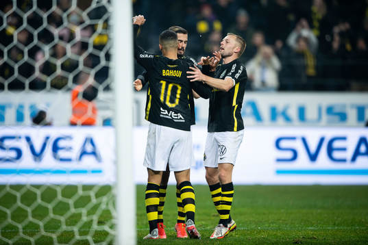 s Nabil Bahoui jublar med Zack Elbouzedi och Sebastian