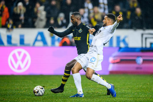 s Henok Goitom och Östersunds Noah Sonko Sundberg under fotbollsmatchen i Allsvenskan mellan AIK och Östersund den 7 november 2021 i Stockholm. 