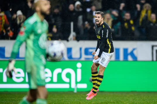 s Zack Elbouzedi jublar