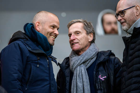 s klubbdirektör Manuel Lindberg på läktaren