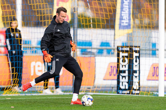 Falkenbergs målvakt Viktor Noring före fotbollsmatchen i Superettan mellan Falkenberg och AFC Eskilstuna den 7 november 2021 i Falkenberg. 