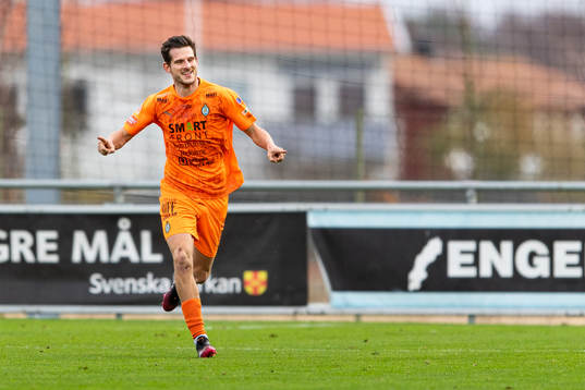 AFC Eskilstunas Ashley Mark Coffey jublar efter 0-2
