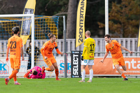 AFC Eskilstunas Ashley Mark Coffey jublar