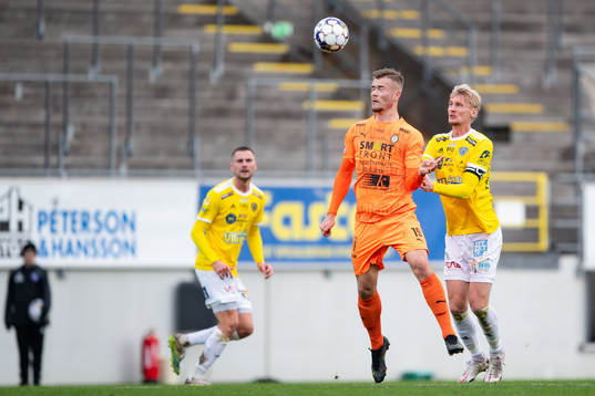 AFC Eskilstunas Alexander Ahl Holmström och Falkenbergs Ludvig Öhman Silwerfeldt