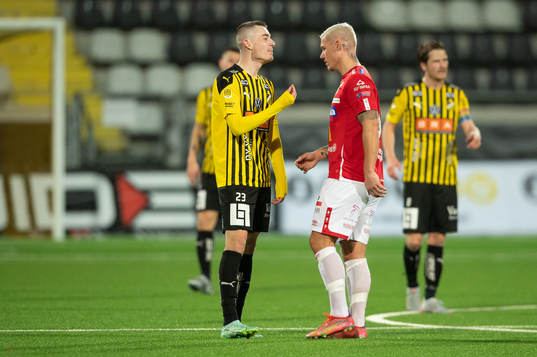 Häckens Patrik Wålemark och Degerfors Victor Edvardsen