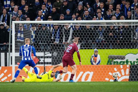 Malmö FFs Sören Rieks (ej i bild) gör 0-1 bakom IFK