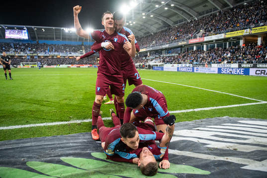 Malmö FFs Eric Larsson, Adi Nalic, Martin Olsson, Veljko Birmancevic jublar tillsammans med Sören Rieks efter 0-2