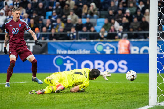 Malmö FFs Sören Rieks gör 0-2 bakom IFK Göteborgs