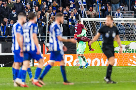 Malmö FFs Eric Larsson och målvakt Johan Dahlin jublar