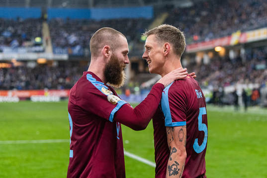 Malmö FFs Jo Inge Berget jublar med målskytten till 0-2 Sören Rieks