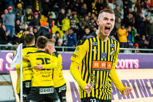 Häckens Patrik Wålemark jublar