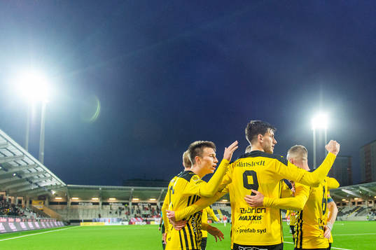 Häckens Leo Bengtsson, Alexander Jeremejeff och Alexander Faltsetas jublar efter 2-0 genom Patrik Wålemark