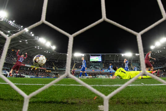 Malmö FFs Sören Rieks (ej i bild) skjuter 0-1 bakom IFK
