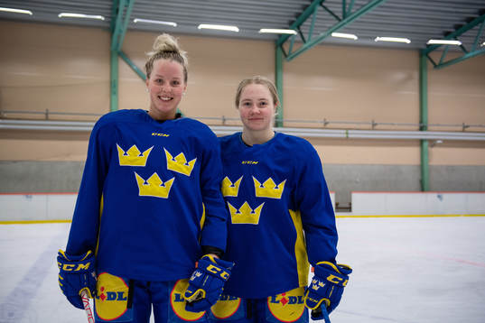 Modos Olivia Carlsson och Lina Ljungblom poserar ett