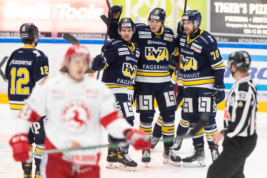 s Måns Lindbäck jublar med lagkamrater