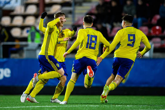 Sveriges Markus Björkqvist (v) jublar med lagkamrater efter 1-2