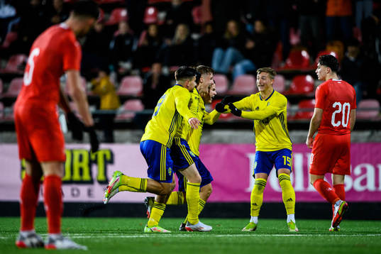 Sveriges Markus Björkqvist (v) jublar med lagkamrater efter 1-2