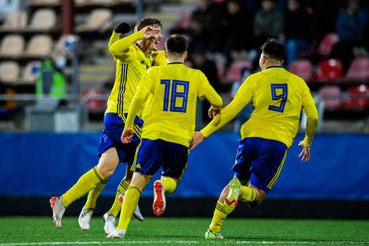 Sveriges Markus Björkqvist (v) jublar med lagkamrater efter 1-2