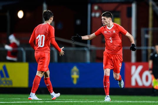 Schweiz Noah Rupp och Albian Hajdari jublar efter 1-1