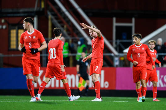 Schweiz Bradley Fink (m) jublar med Noah Rupp efter 1-1