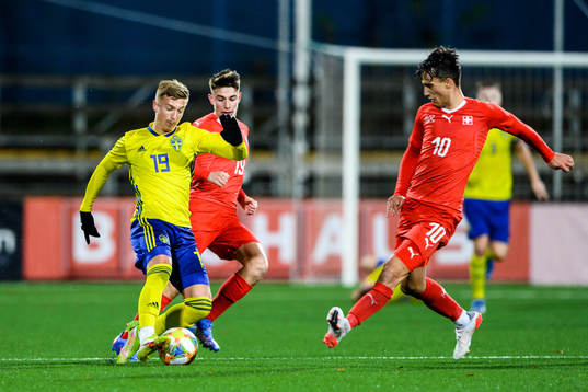Sveriges Edwin Andersson mot Schweiz Silvan Schwegler och Noah Rupp
