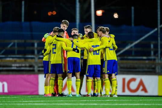 Sveriges spelare samlas i en ring