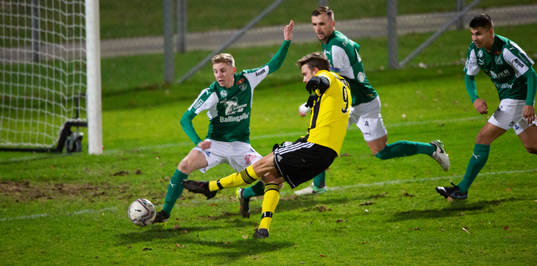 IFK Hässleholm Max Sandberg nära göra mål  i matchen i division 2 mellan Hässleholms IF och IFK Hässleholm i Hässleholm 14 november 2021.