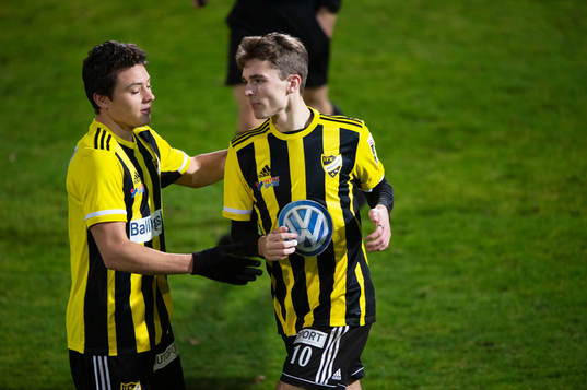  IFK Hässleholms Elliot Nilsson har gjort mål och grattas