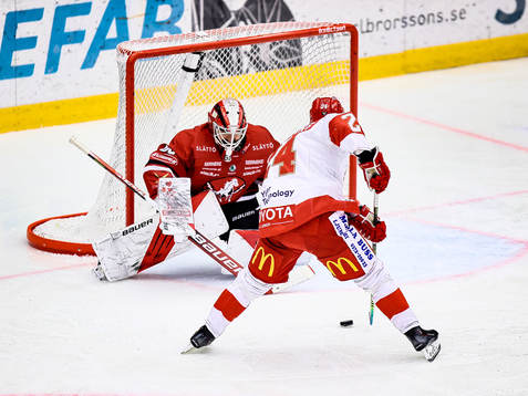 Troja/Ljungbys Joakim Hillding gör mål 0-1 förbi Vita