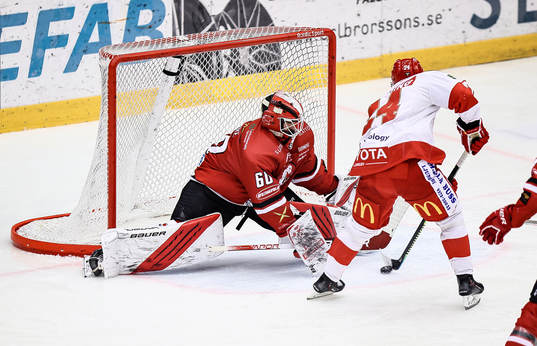 Troja/Ljungbys Joakim Hillding gör mål 0-1 förbi Vita