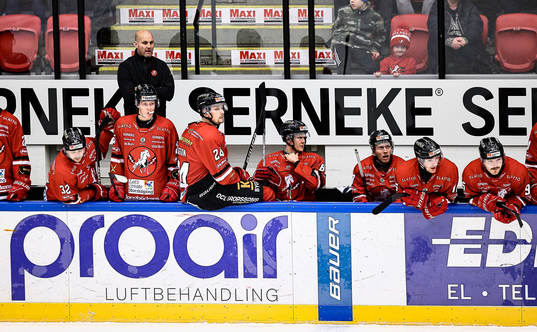Vita Hästens bås med tränare Tony Zabel