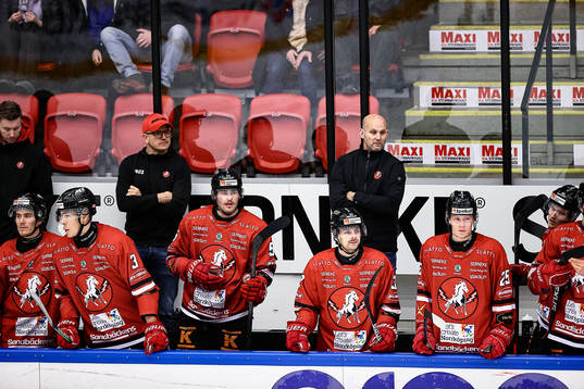 Vita Hästens bås med tränare Tony Zabel