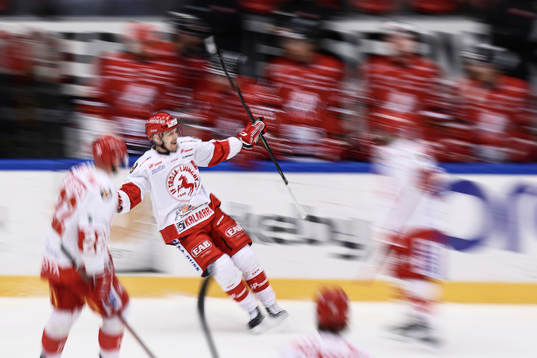 Troja/Ljungbys Joakim Hillding jublar