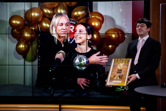Caroline Seger kramar om Jelena Cankovic, FC Rosengård, som tilldelas priset Årets mittfältare och deltar på länk