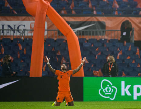 Memphis Depay of Netherlands celebrates