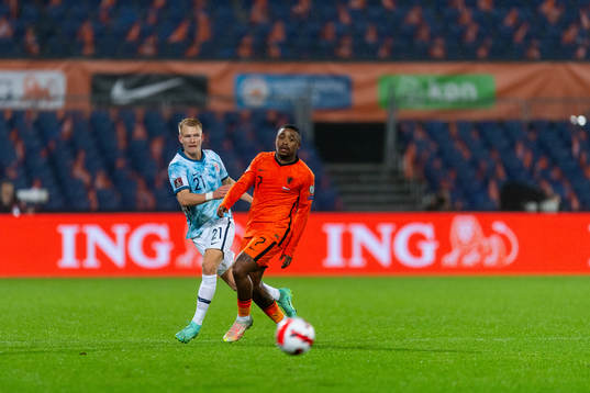 Andreas Hanche-Olsen of Norway and Steven Bergwijn of