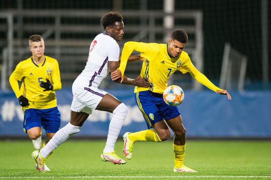 Daniel Oyegoke of England and Emil Roback of Sweden