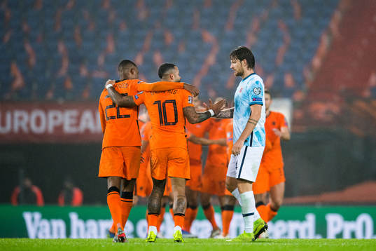 Stefan Strandberg of Norway and Memphis Depay of Netherlands