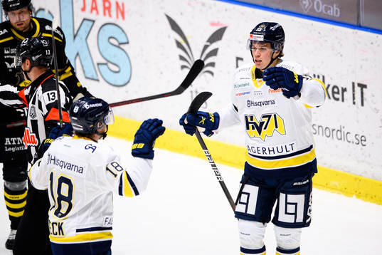 s Zion Nybeck och Måns Lindbäck jublar