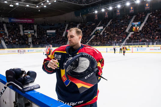 Djurgårdens målvakt Niklas Svedberg byts in